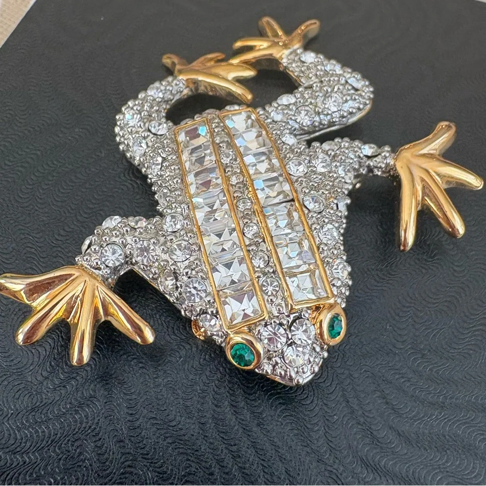 Kenneth Jay Lane frog brooch rhinestone gold tone new KJL - Picture 6 of 16